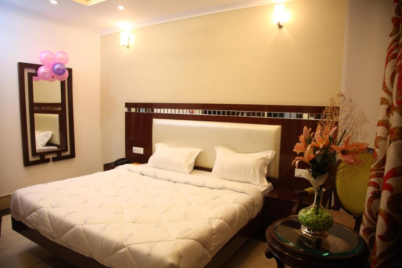 Hotel Dev Residency Vrindávan Kültér fotó